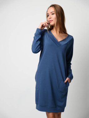 Genç güzel kadın yeni moda mavi kışın poz bir gri elbise bluz 
