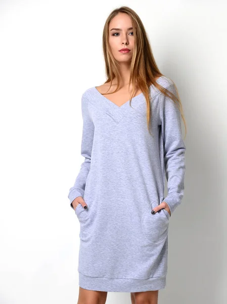 Joven hermosa mujer posando en nueva moda gris vestido de invierno blusa en un gris — Foto de Stock