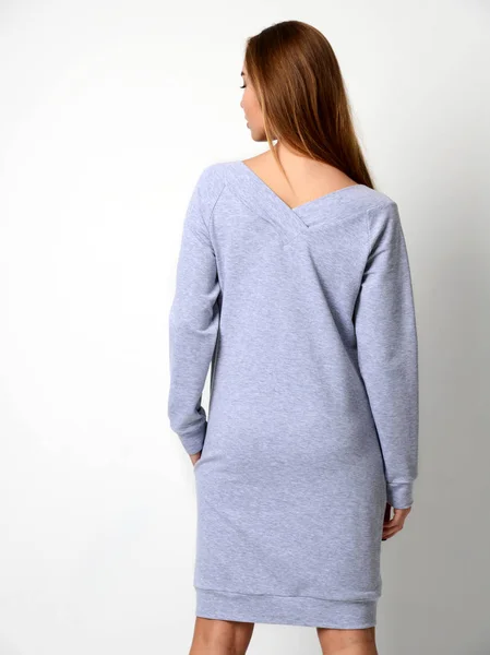 Genç güzel kadın yeni moda gri kışın poz bir gri elbise bluz — Stok fotoğraf