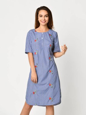 Yeni mavi çizgili rahat yaz elbise gri poz genç güzel kadın 