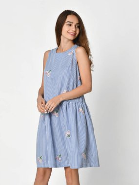 Yeni mavi çizgili rahat yaz elbise gri poz genç güzel kadın 