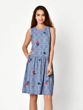 Yeni mavi çizgili rahat yaz elbise gri poz genç güzel kadın 