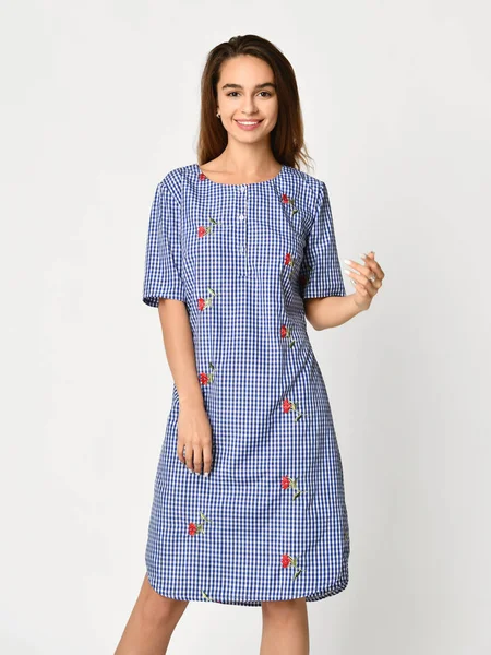 Yeni mavi çizgili rahat yaz elbise gri poz genç güzel kadın 