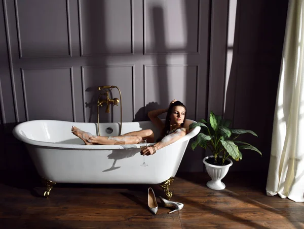 Jovem Bela Mulher Sentada Banheiro Banheira Cara Bebendo Champanhe Olhando — Fotografia de Stock