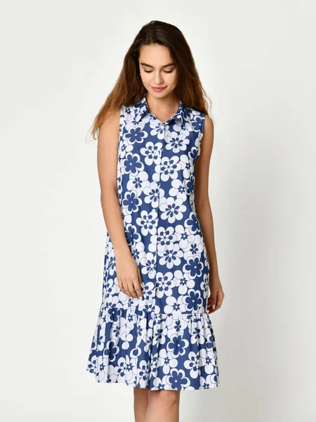 회색에 새로운 파란 줄무늬 캐주얼 여름 드레스에 포즈 젊은 아름 다운 여자 — 스톡 사진