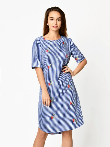 Yeni mavi çizgili rahat yaz elbise gri poz genç güzel kadın 