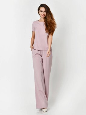 Genç güzel kadın yeni bir geçici ofis beze poz