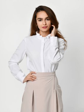 Genç güzel kadın yeni bir geçici ofis beze poz