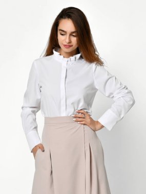 Genç güzel kadın yeni bir geçici ofis beze poz