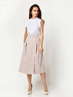 Genç güzel kadın yeni bir geçici ofis beze poz