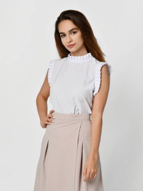 Genç güzel kadın yeni bir geçici ofis beze poz