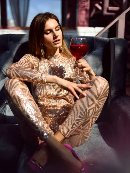 Hermosa mujer de moda beber oro brillo martini cóctel cosmopolita — Foto de Stock