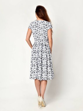 Yeni mavi çiçekler rahat yaz elbise gri poz genç güzel kadın 