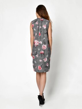 Yeni mavi çiçekler rahat yaz elbise gri poz genç güzel kadın 