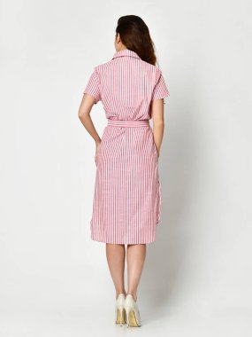 Yeni mavi çiçekler rahat yaz elbise gri poz genç güzel kadın 