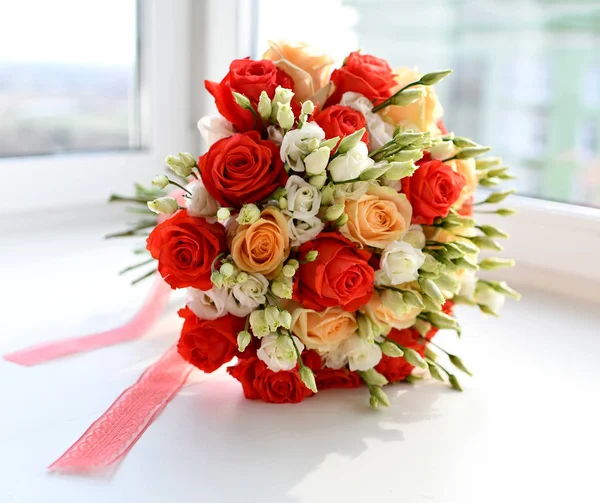 Bouquet of red and pink roses flowers  on grey — Stock Photo, Image