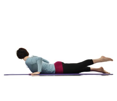 Anne Kadın Doğum sonrası egzersiz yaparken egzersiz. Kadın fitness jimnastik salonu iş dışarı egzersizleri ellerde ve germe