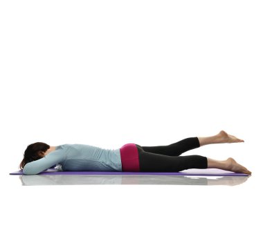 Anne Kadın Doğum sonrası egzersiz yaparken egzersiz. Kadın fitness jimnastik salonu iş dışarı egzersizleri ellerde ve germe