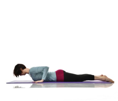 Anne Kadın Doğum sonrası egzersiz yaparken egzersiz. Kadın fitness jimnastik salonu iş dışarı egzersizleri ellerde ve germe