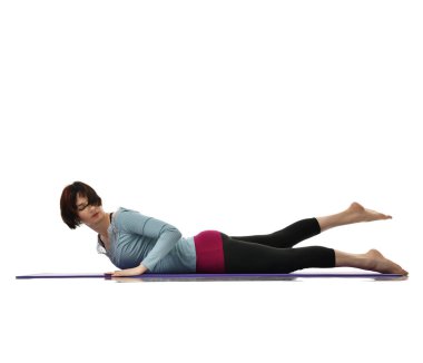 Anne Kadın Doğum sonrası egzersiz yaparken egzersiz. Kadın fitness jimnastik salonu iş dışarı egzersizleri ellerde ve germe