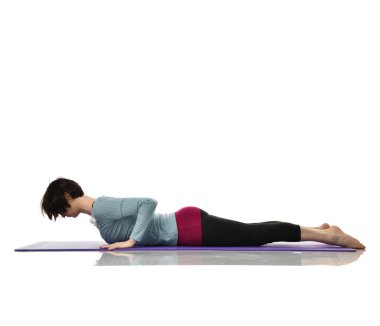 Anne Kadın Doğum sonrası egzersiz yaparken egzersiz. Kadın fitness jimnastik salonu iş dışarı egzersizleri ellerde ve germe