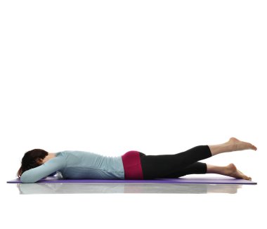 Anne Kadın Doğum sonrası egzersiz yaparken egzersiz. Kadın fitness jimnastik salonu iş dışarı egzersizleri ellerde ve germe