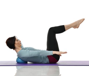 Anne Kadın Doğum sonrası egzersiz yaparken egzersiz. Kadın fitness jimnastik salonu iş dışarı egzersizleri ellerde ve germe