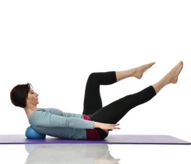 Anne Kadın Doğum sonrası egzersiz yaparken egzersiz. Kadın fitness jimnastik salonu iş dışarı egzersizleri ellerde ve germe