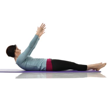 Anne Kadın Doğum sonrası egzersiz yaparken egzersiz. Kadın fitness jimnastik salonu iş dışarı egzersizleri ellerde ve germe