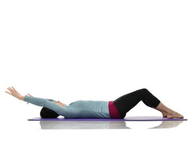 Anne Kadın Doğum sonrası egzersiz yaparken egzersiz. Kadın fitness jimnastik salonu iş dışarı egzersizleri ellerde ve germe