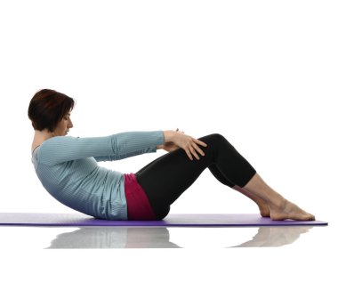 Anne Kadın Doğum sonrası egzersiz yaparken egzersiz. Kadın fitness jimnastik salonu iş dışarı egzersizleri ellerde ve germe