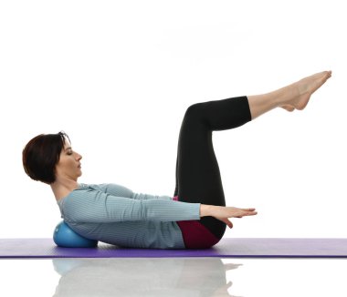 Anne Kadın Doğum sonrası egzersiz yaparken egzersiz. Kadın fitness jimnastik salonu iş dışarı egzersizleri ellerde ve germe