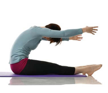 Anne Kadın Doğum sonrası egzersiz yaparken egzersiz. Kadın fitness jimnastik salonu iş dışarı egzersizleri ellerde ve germe
