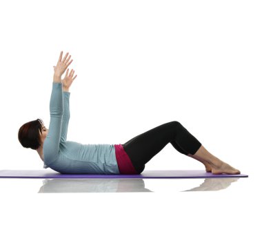 Anne Kadın Doğum sonrası egzersiz yaparken egzersiz. Kadın fitness jimnastik salonu iş dışarı egzersizleri ellerde ve germe