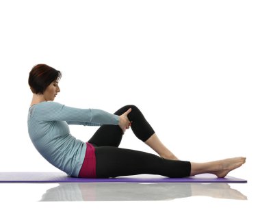 Anne Kadın Doğum sonrası egzersiz yaparken egzersiz. Kadın fitness jimnastik salonu iş dışarı egzersizleri ellerde ve germe