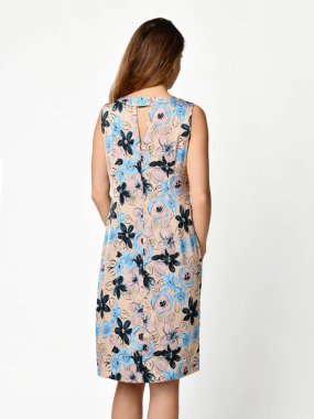 Yeni mavi çizgili rahat yaz elbise gri poz genç güzel kadın 