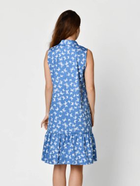 Yeni mavi çizgili rahat yaz elbise gri poz genç güzel kadın 