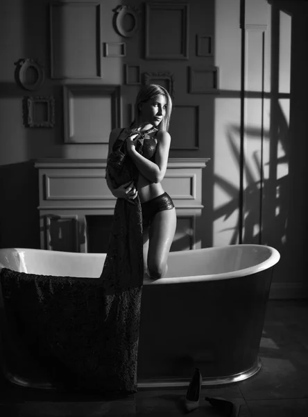 Jonge mooie vrouw zitten in de badkamer in de buurt van dure Bad Bad kijken naar de hoek op donker — Stockfoto