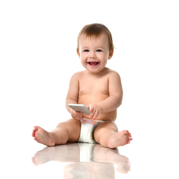 Bebek çocuk bebek kız yürümeye başlayan çocuk ile mobil cep telefonu mutlu gülümseyen iskambil — Stok fotoğraf