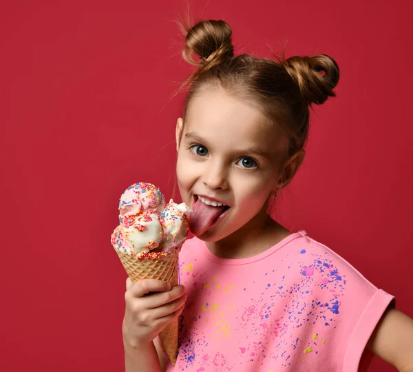 ラズベリー幸せな笑いとワッフル コーンにアイスクリームを舐める食べるかわいい女の子子供 — ストック写真
