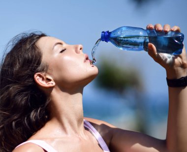 kadın içme suyu şişe egzersiz dışında çalışan spor sonra