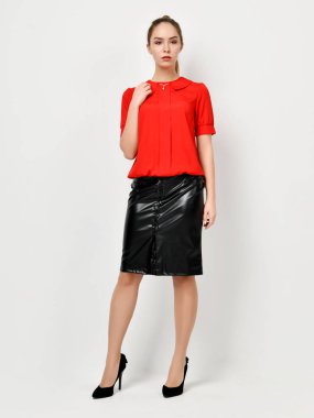 Genç güzel kadın yeni moda kırmızı poz desen Kış elbise