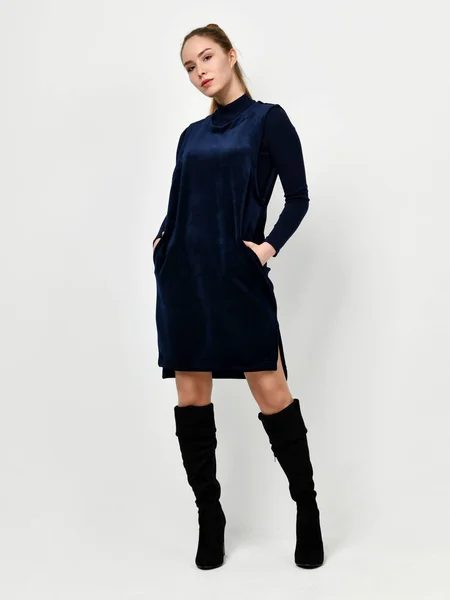 Joven hermosa mujer posando en el nuevo vestido azul invierno casual —  Fotos de Stock