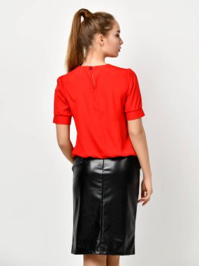 Genç güzel kadın yeni moda kırmızı poz desen Kış elbise