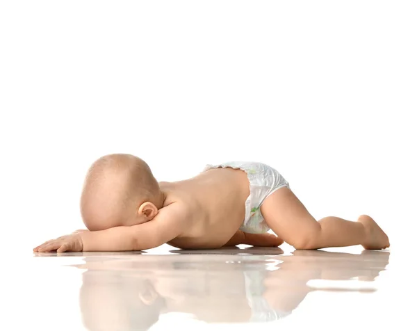 Enfant de 8 mois bébé fille tout-petit couché sur le sol en couche isolée sur un blanc — Photo