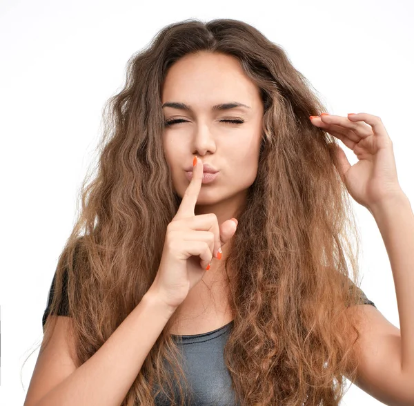 Cabelo encaracolado mulher mostrando sinal bastante tss em um branco — Fotografia de Stock