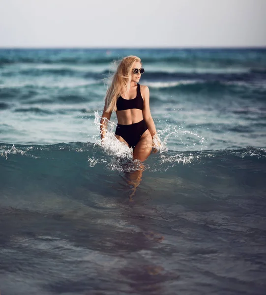 Joven hermosa chica en mar océano agua posando en negro sexy chaleco corporal —  Fotos de Stock