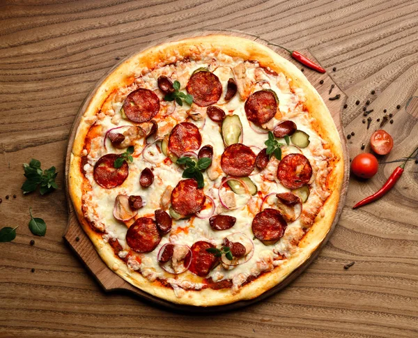 Pizza de pepperoni grande caliente sabrosa composición de pizza con queso derretido tocino tomates jamón pimentón vapor humo — Foto de Stock