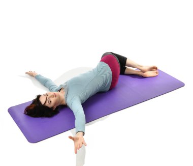 Anne Kadın Doğum sonrası egzersiz yaparken egzersiz. Kadın fitness jimnastik salonu iş dışarı egzersizleri ellerde ve germe