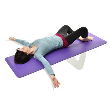 Anne Kadın Doğum sonrası egzersiz yaparken egzersiz. Kadın fitness jimnastik salonu iş dışarı egzersizleri ellerde ve germe